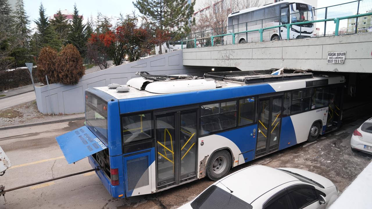 Ankara’da EGO otobüsü köprüye sıkıştı