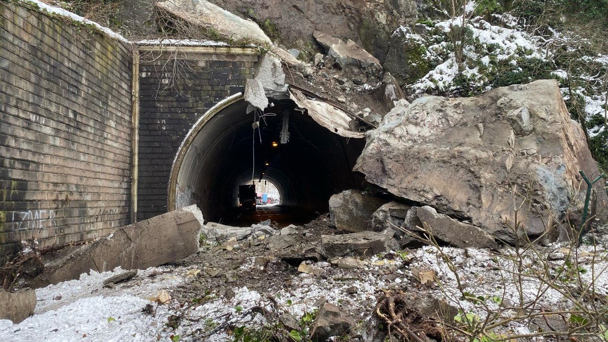 Artvin’de Sarp kara yolu ulaşıma kapandı ekipler çalışma başlattı